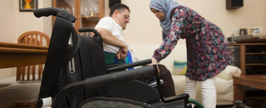 Una noia donant suport a una persona amb discapacitat física 
