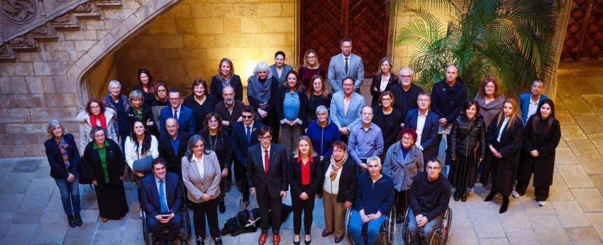 Imatge institucional amb membres del Govern i de les entitats que han participat en el Pacte