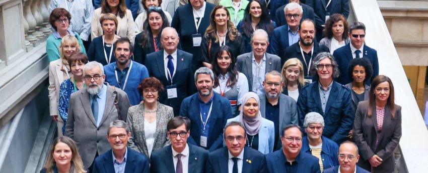 foto de grup al Parlament, representants d'entitats i del Govern