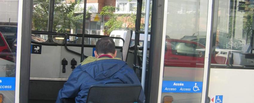 Una persona usuaria de silla de ruedas subiendo a un autobús