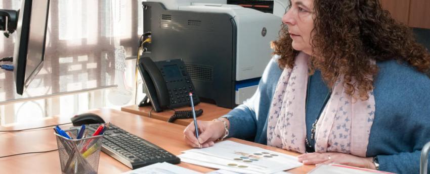 Mujer con discapacidad trabajando con su ordenador en una oficina