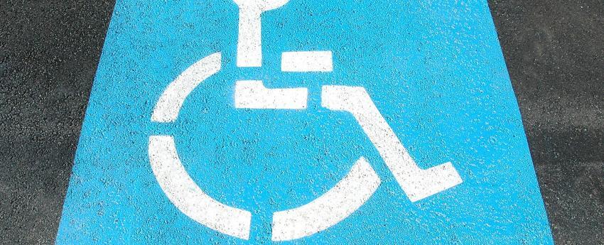 Plaza de aparcamiento reservado para personas con discapacidad