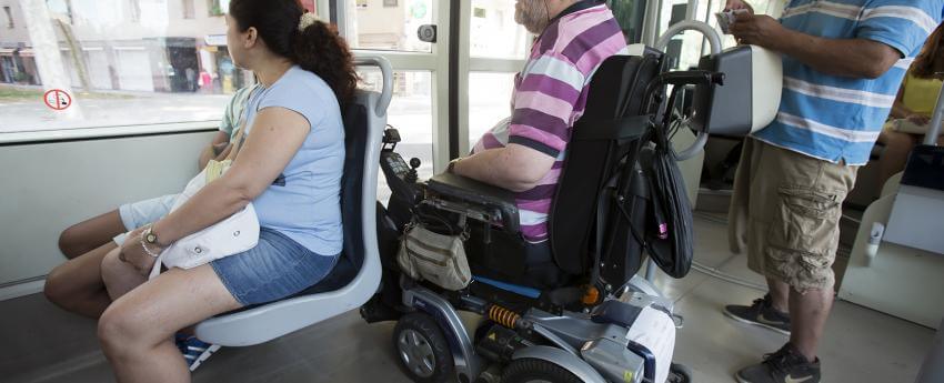 una persona usuaria de silla de ruedas viajando en el tranvía