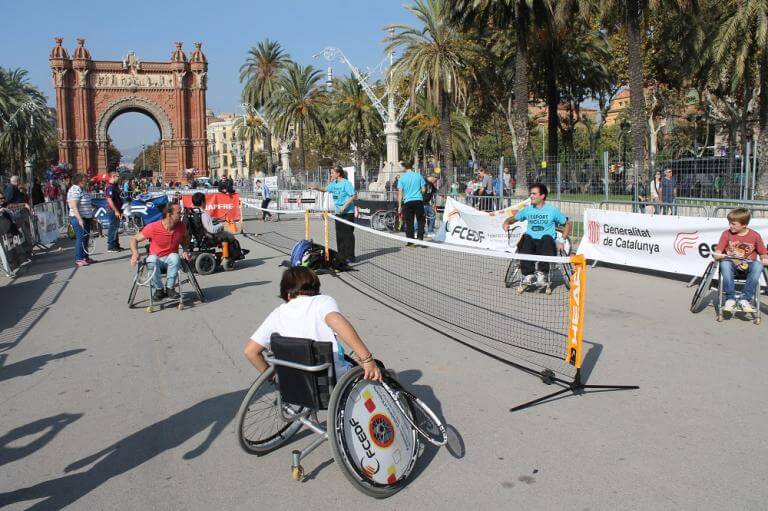  Anteriores ediciones de la Jornada Inclusiva de Deportes. Personas en silla de ruedas practicando tenis adaptado a Arco de Triunfo.