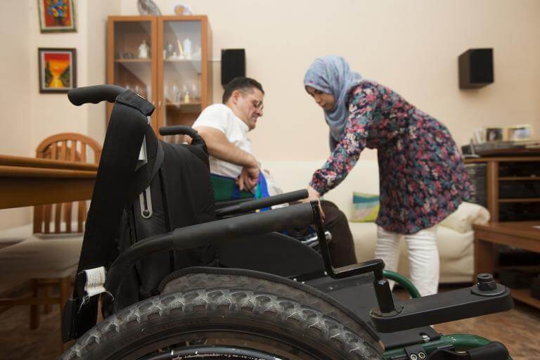 Una noia donant suport a una persona amb discapacitat física 