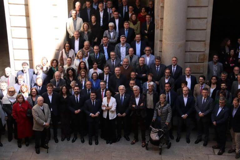 Foto de grupo de los representantes del Govern y de las entidades y asociaciones firmantes del Compromís Nacional del Turisme Responsable