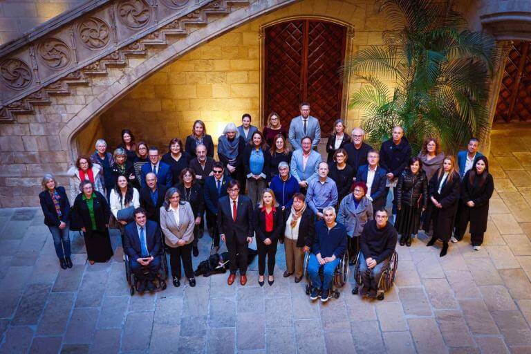 Imatge institucional amb membres del Govern i de les entitats que han participat en el Pacte