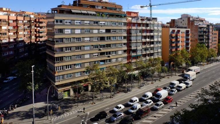 Imatge de l'Avinguda Meridiana de Barcelona on es veuen blocs d'habitatge