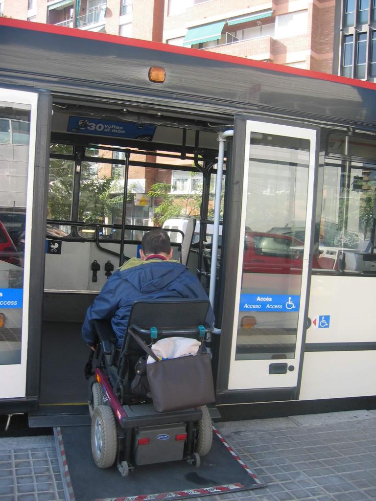 Una persona usuària de cadira de rodes pujant a un autobús