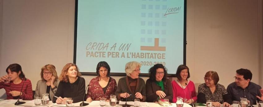 Les persones representants de les diferents entitats que impulsen la Crida a un Pacte per l'Habitatge assegudes a la taula enfront dels mitjans de comunicació