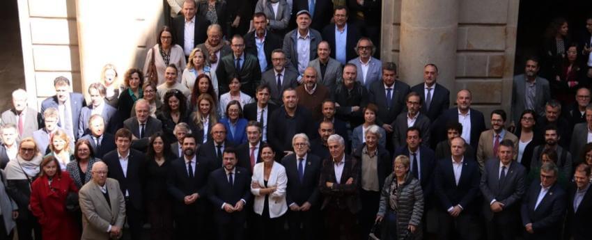 Foto de grupo de los representantes del Govern y de las entidades y asociaciones firmantes del Compromís Nacional del Turisme Responsable