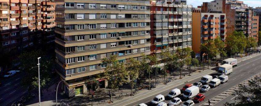 Imatge de l'Avinguda Meridiana de Barcelona on es veuen blocs d'habitatge