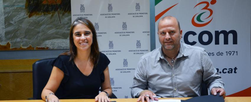Marta Obdulia i Xavier Vilajoana en l'acte de signatura del conveni