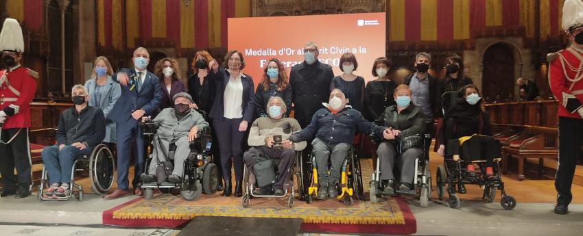 Foto amb els representants de l'Ajuntament de Barcelona i el representants de la Federació ECOM