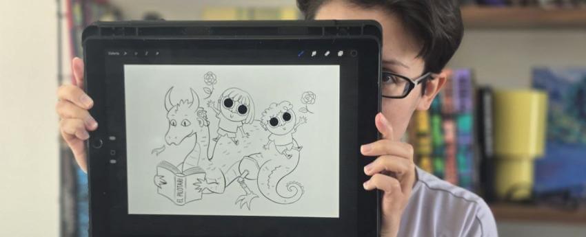 Teresa Arroyo, il·lustradora, mostra el dibuix que ha dissenyat per al #SantJordiDivers26