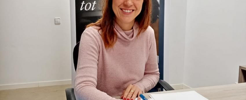 La gerent d'ECOM, Marta Obdualia, signant el conveni d'INCORPORA