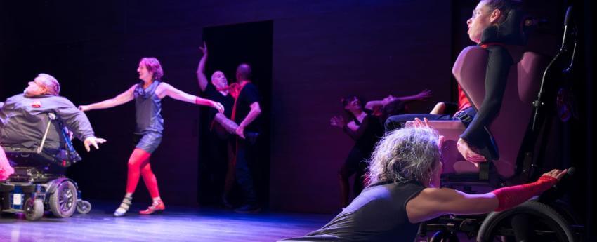 Diverses persones actuant, entre elles algunes amb discapacitat, en l'espectacle de Liant la Troca