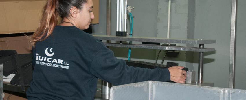 Chica trabajando en un taller