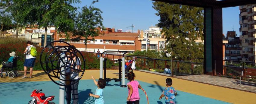 Niños pequeños jugando en un parque infantil