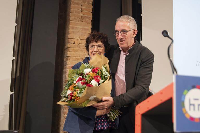 El president entrant, Enric Morist, donant un ram de flors a  la presidenta sortint, Francina Alsina