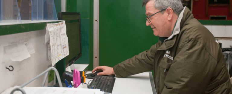 Senyor treballant en un ordinador