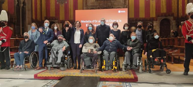 Foto amb els representants de l'Ajuntament de Barcelona i el representants de la Federació ECOM