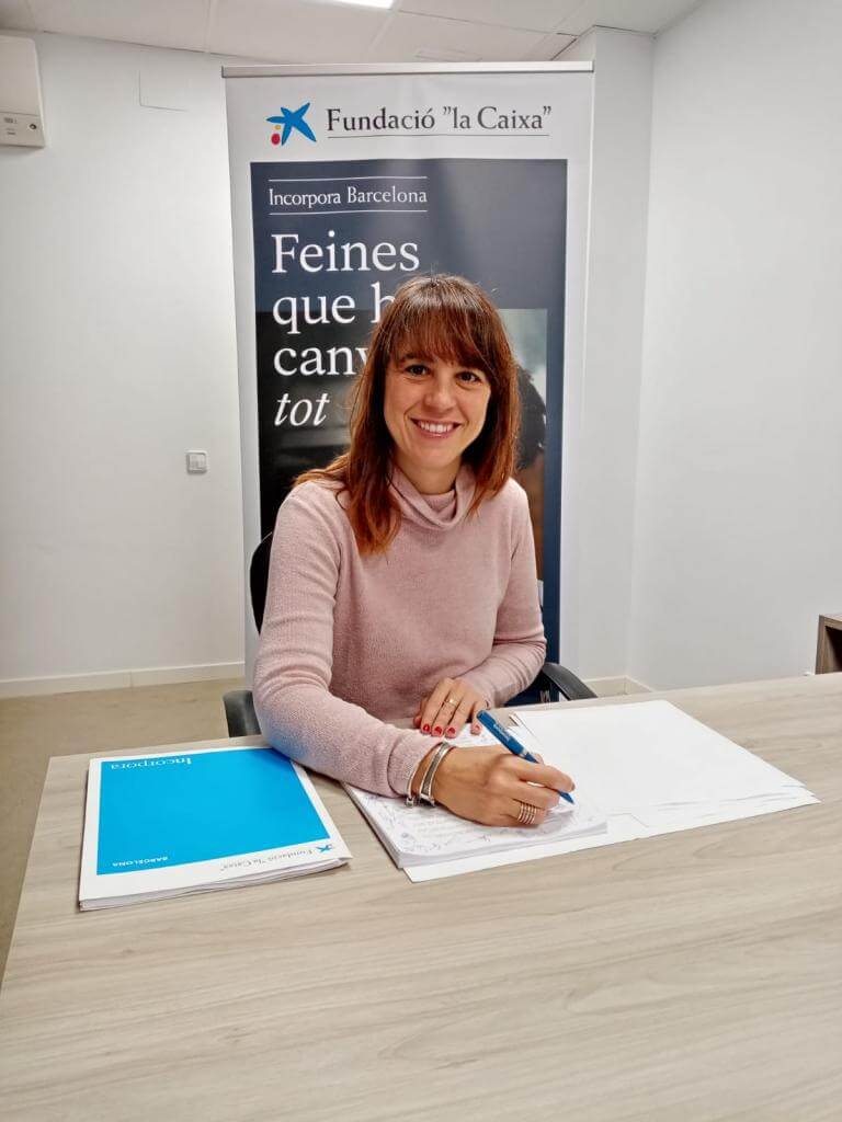 La gerent d'ECOM, Marta Obdualia, signant el conveni d'INCORPORA