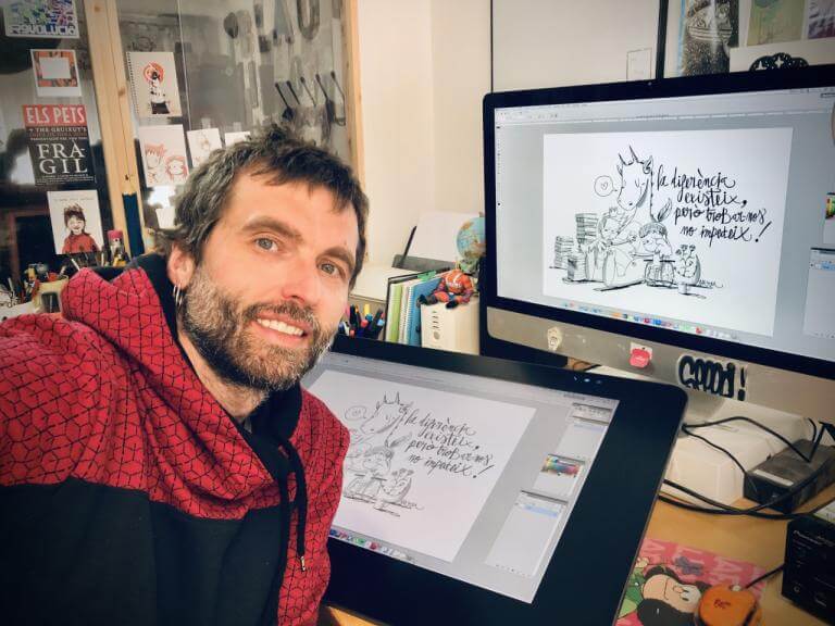 Joan Turu amb el dibuix de Sant Jordi Divers d'enguany