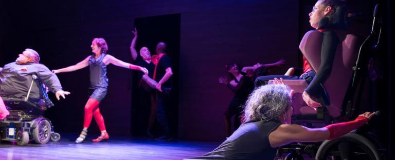 Diverses persones actuant, entre elles algunes amb discapacitat, en l'espectacle de Liant la Troca