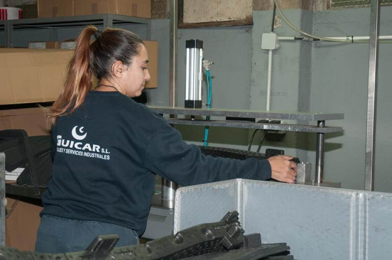 Chica trabajando en un taller