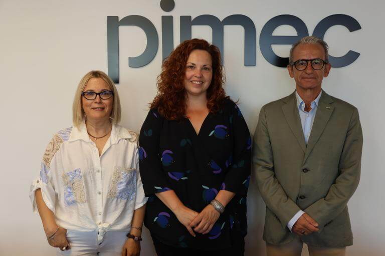 Foto institucional: Sònia Bartrés, directora de Soci Col·lectiu; Jèssica Celda, directora d'ECOM; i  Josep Ginesta, secretari general de la Confederació Empresarial PIMEC, petita i mitjana empresa de Catalunya