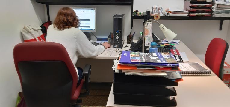 Una professional de la entidad trabajando en su despacho