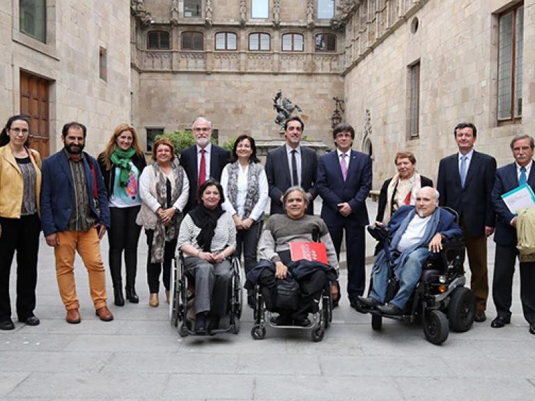 Grupo de representantes de entidades del ámbito de la discapacidad, que participan en el CODISCAT (el Consejo de la Discapacidad de Cataluña, dependiente de la Generalitat). En el centro de la fotografía, Carles Puigdemont, el presidente de la Generalidad en en el momento que se tomó la fotografía.