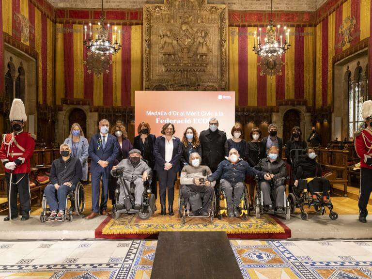 Lliurament a la Federació ECOM de la Medalla d'Or al Mèrit Cívic de l'Ajuntament de Barcelona 